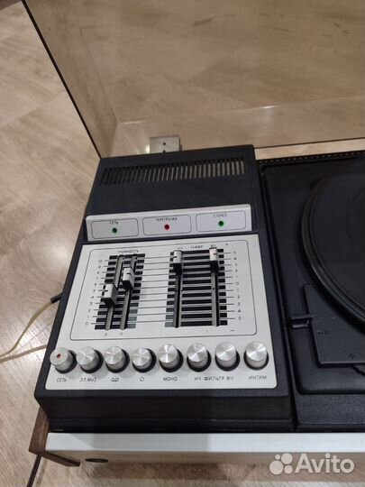 Виниловый проигрыватель