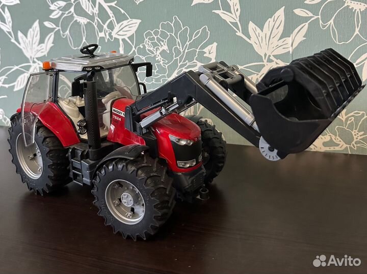 Трактор Bruder