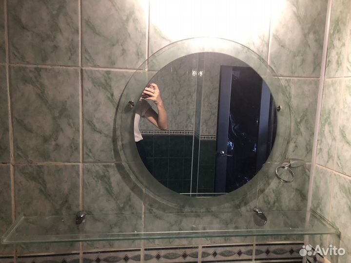 Зеркало с полкой в ванну