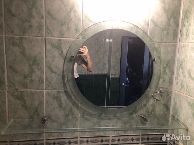 Зеркало с полкой в ванну