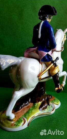 Фарфоровая статуэтка 