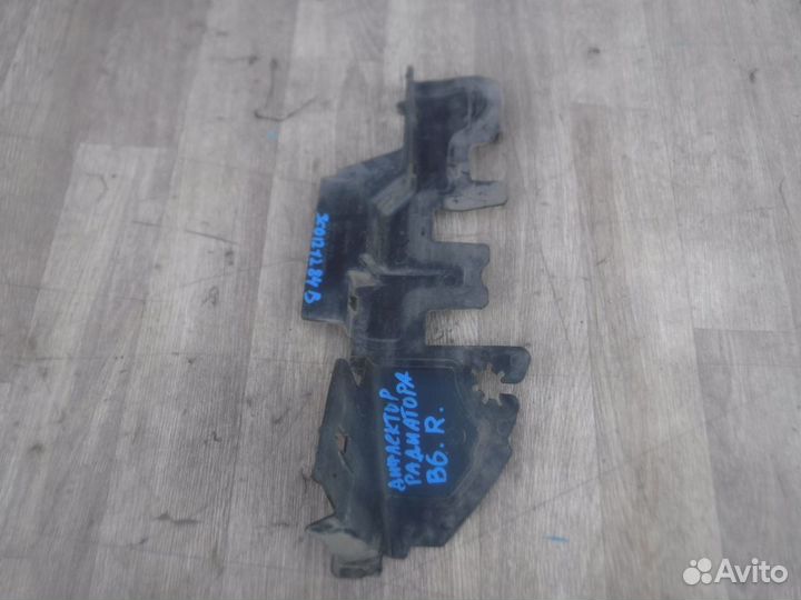 Дефлектор радиатора правый Passat B6 2007