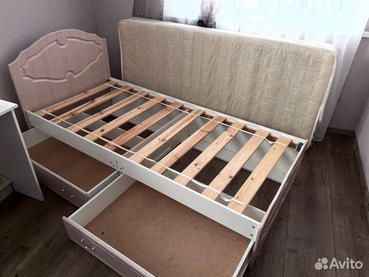 Кровать с матрасом 90*200