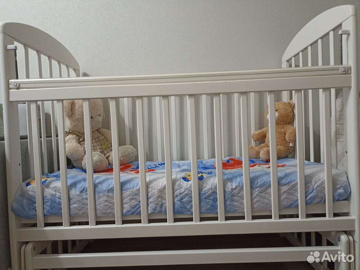 Детская кроватка с маятником