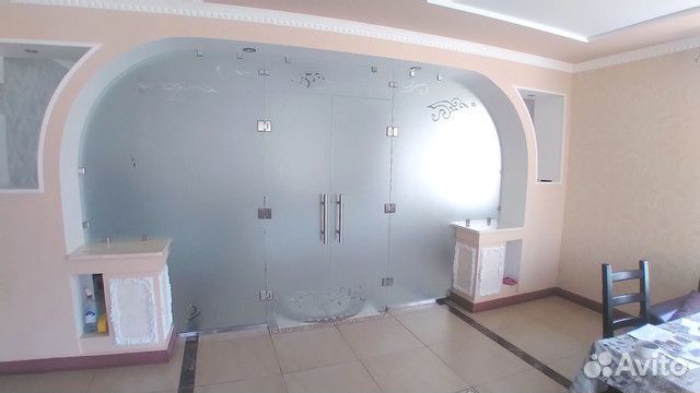 Стеклянная дверь по индивидуальным размерам