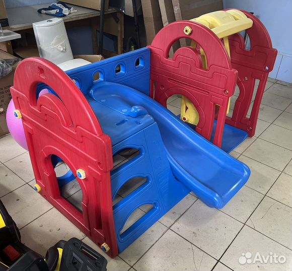 Детская горка и качели