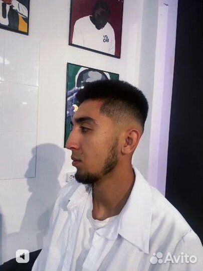 Модель на стрижку в барбершопе