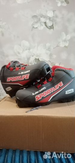 Лыжные ботинки и лыжи