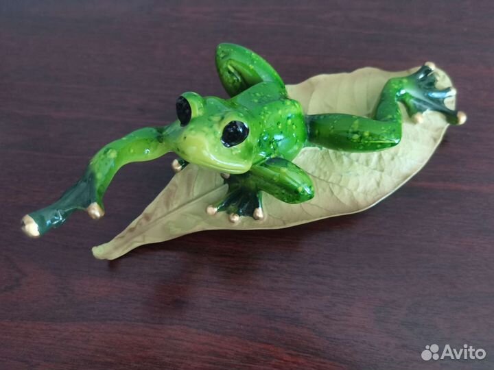Фигурка лягушка