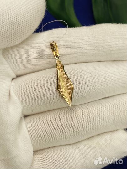 Золотая подвеска ромб с фианитами 585