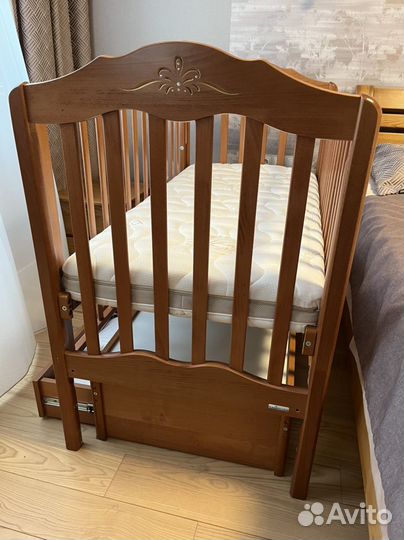 Детская кроватка с универсальным маятником