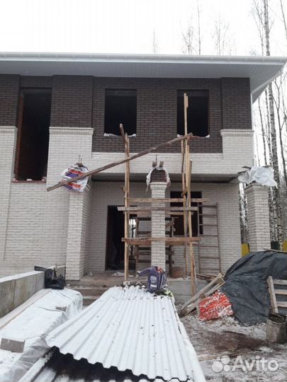 Каменщик с бригадой