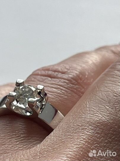 Золотое кольцо с бриллиантом