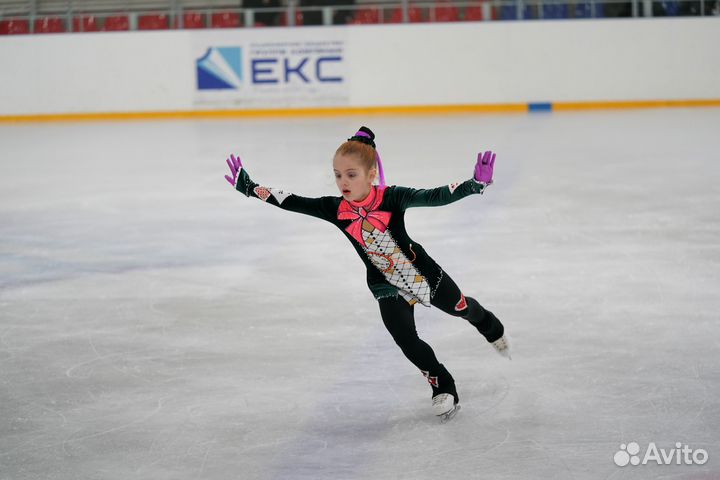 Костюм для выступлений по фигурному катанию