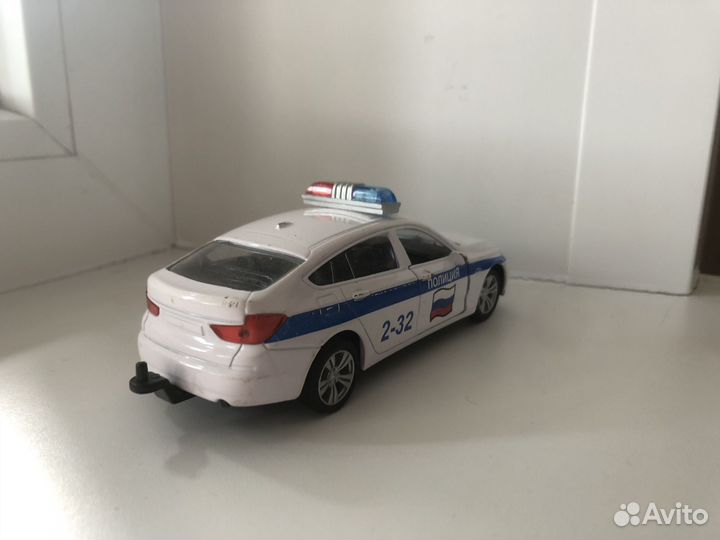 Игрушечный автомобиль