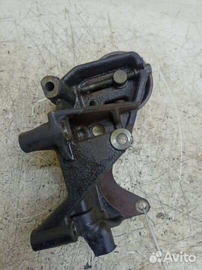 Кронштейн двигателя Mitsubishi Carisma