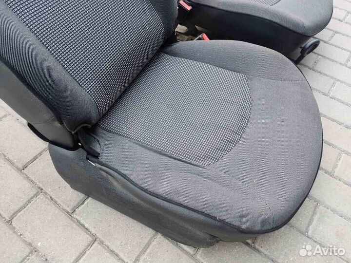 Сиденья передние Пежо 206