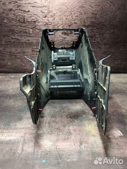 Центральная консоль кпп Mitsubishi Space Wagon