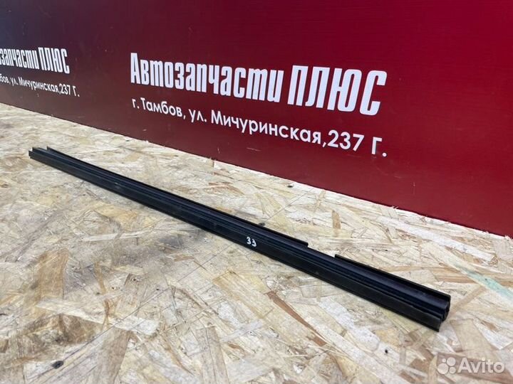 Уплотнитель стекла двери внутренний задний правый