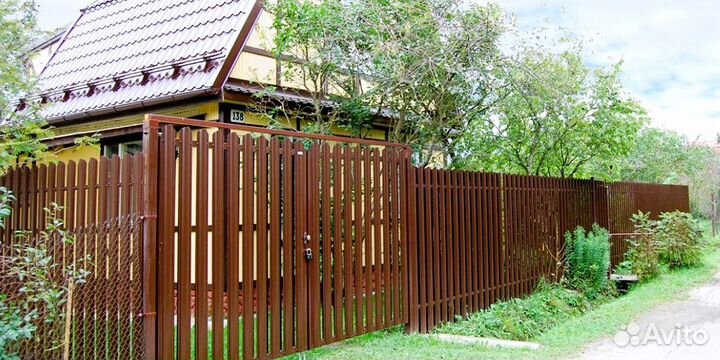 Забор из евроштакетника с металлическими столбами