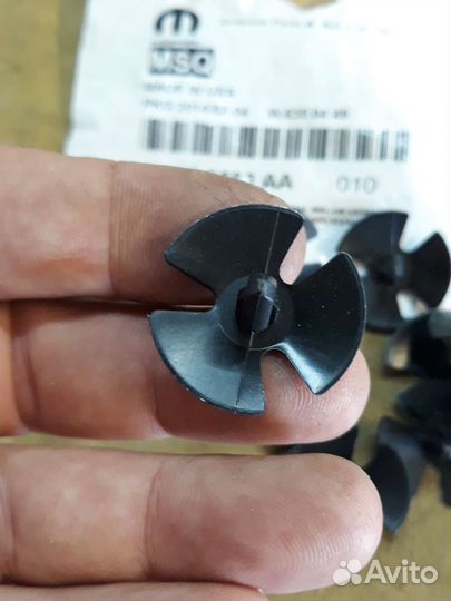 Клипса пистон Крайслер USA Chrysler 04878 883AA