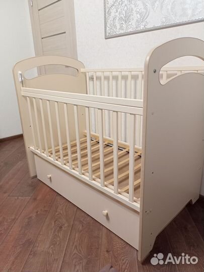 Детская кроватка с поперечным маятником