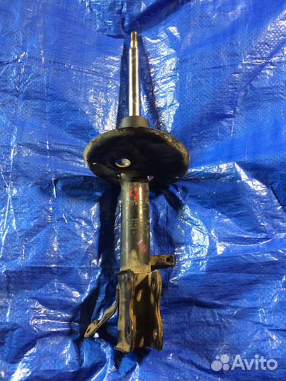 Стойка передняя левая Toyota Corolla 100 1997