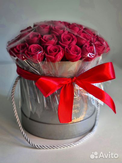 37 Красных Роз из Белого Шоколада в Коробке