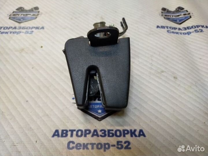 Замок багажника задний левый Volkswagen Caddy 3