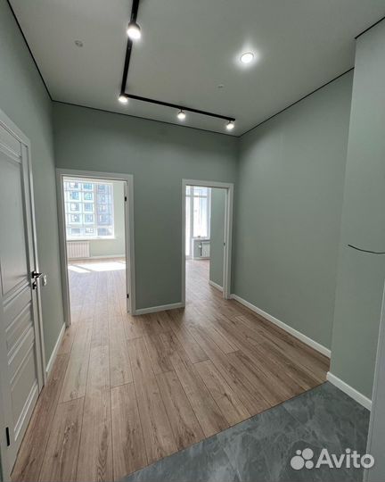 Натяжные потолки с трековым освещением