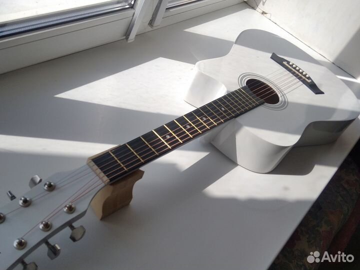 Акустическая гитара