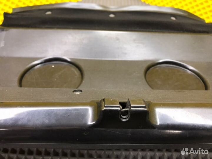 Крышка бордачка Mercedes-Benz 190E W201 M102.921