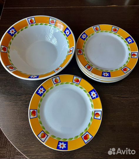 Столовый набор тарелок