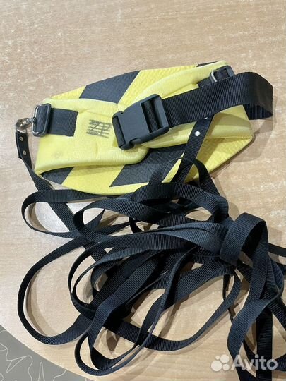 Страховочный пояс, удерживающий горнолыжный