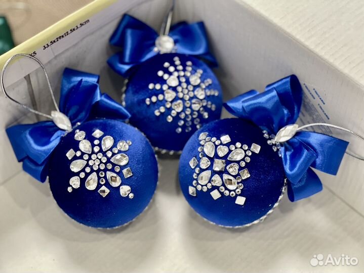 Ёлочные игрушки: шары и сердечки ручной работы