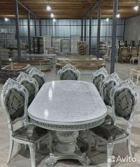 Кухонный стол и стулья в комплекте