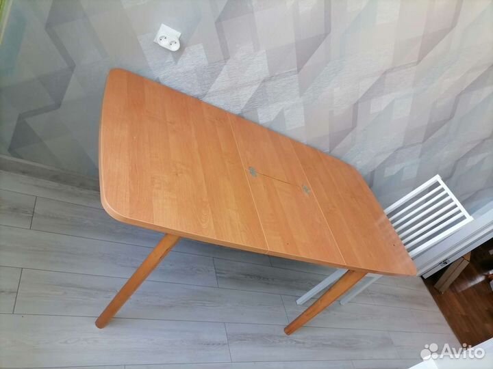 Кухонный стол и стулья