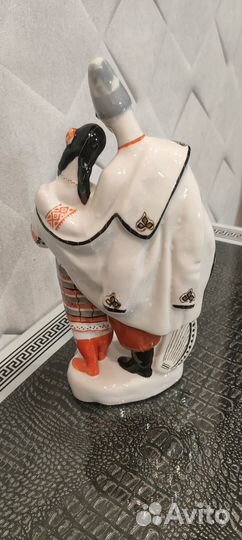 Фаpфopовая cтатуэтка Левко и Окcанa