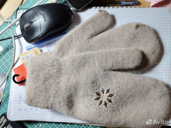 Зимние варежки со снежинками