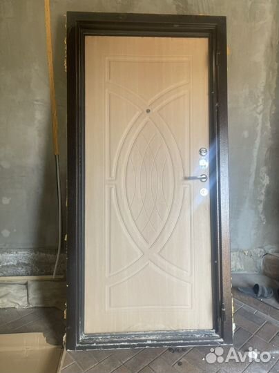 Дверь входная металлическая правая бу