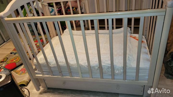Детская кроватка с продольным маятником