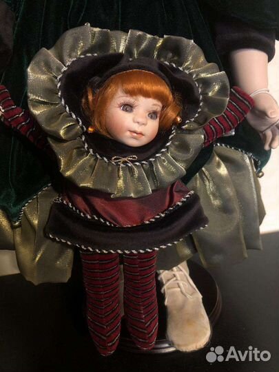 Коллекционная фарфоровая кукла