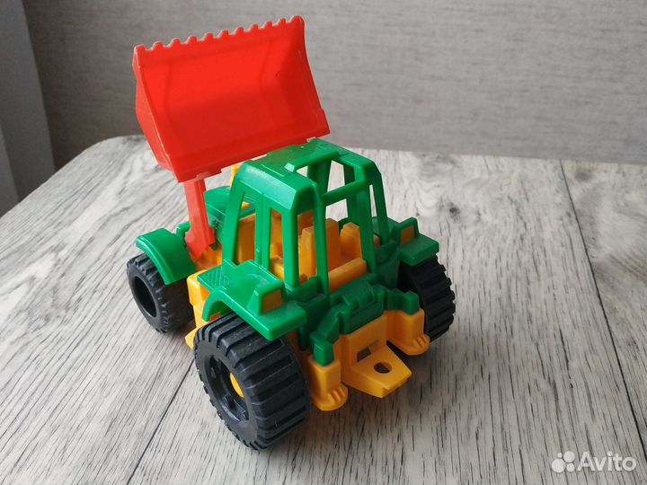 Игрушка трактор