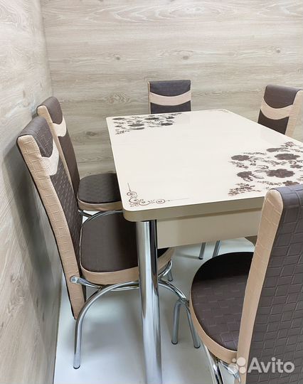 Стол со стульями на кухню