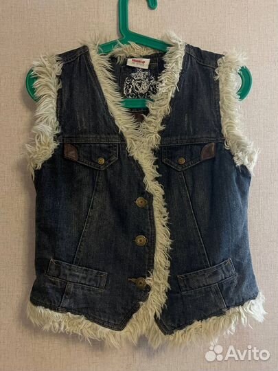 Винтажная джинсовая жилетка с мехом в стиле гранж