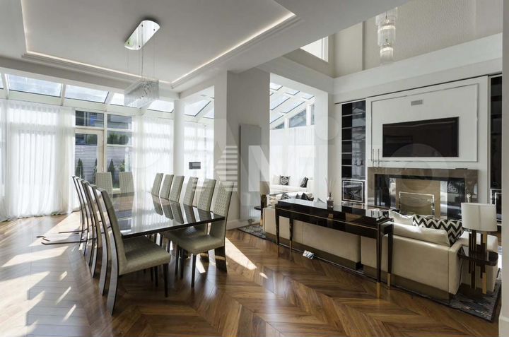 Дом 821,4 м² на участке 25 сот.