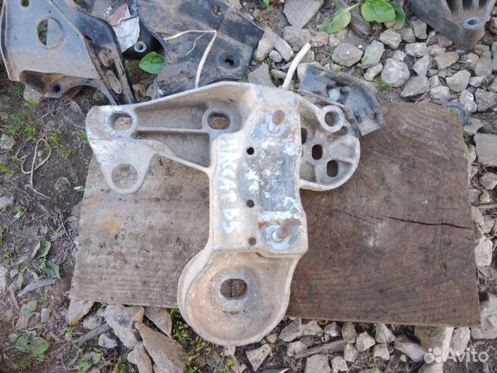 Кронштейн двигателя правый Volkswagen Passat B5