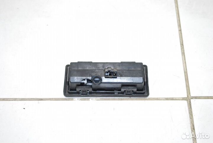 Кнопка открывания багажника Volkswagen Tiguan AD1