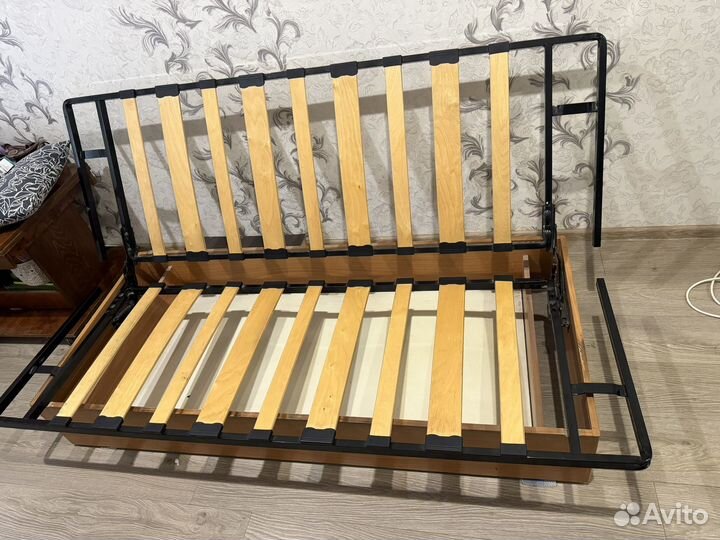 Кровать с ламелями
