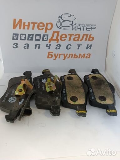 Ком-т тормозных колодок перед.с датч. износа VAG